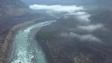 清晨雪山日出江河云雾旅游航拍视频的预览图